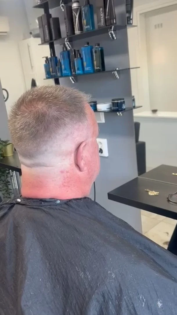 💈 Strakke fades, frisse looks! 💇‍♂️

Mannen, tijd om je kapsel naar een hoger niveau te tillen! Met een perfecte fade zorgen we voor een scherpe, verzorgde look die elke keer indruk maakt. 🔥
✔ Strakke overgangen
✔ Precisie tot in de puntjes

Van een low fade tot een high fade, wij stemmen jouw look af op jouw stijl en zorgen ervoor dat je met een glimlach de deur uitgaat. 

Klaar om je look te upgraden?
👉 Boek nu jouw fade-afspraak via www.salonsparkling.nl
📍 Locatie: Hellevoetsluis 

💥 Strak. Verzorgd. Zelfverzekerd. 💥
#FadeHaircut #BarberStyle #SharpLook #FreshCut #MenCare #BookNow #Salonsparkling #Faden #Hellevoetsluis