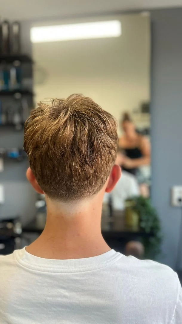 💈 Strakke fades, frisse looks! 💇‍♂️

Mannen, tijd om je kapsel naar een hoger niveau te tillen! Met een perfecte fade zorgen we voor een scherpe, verzorgde look die elke keer indruk maakt. 🔥
✔ Strakke overgangen
✔ Precisie tot in de puntjes

Van een low fade tot een high fade, wij stemmen jouw look af op jouw stijl en zorgen ervoor dat je met een glimlach de deur uitgaat. 

Klaar om je look te upgraden?
👉 Boek nu jouw fade-afspraak via www.salonsparkling.nl
📍 Locatie: Hellevoetsluis 

💥 Strak. Verzorgd. Zelfverzekerd. 💥
#FadeHaircut #BarberStyle #SharpLook #FreshCut #MenCare #BookNow #Salonsparkling #Faden #Hellevoetsluis