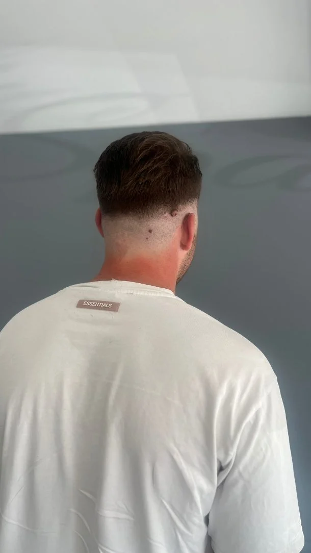 💈 Strakke fades, frisse looks! 💇‍♂️

Mannen, tijd om je kapsel naar een hoger niveau te tillen! Met een perfecte fade zorgen we voor een scherpe, verzorgde look die elke keer indruk maakt. 🔥
✔ Strakke overgangen
✔ Precisie tot in de puntjes

Van een low fade tot een high fade, wij stemmen jouw look af op jouw stijl en zorgen ervoor dat je met een glimlach de deur uitgaat. 

Klaar om je look te upgraden?
👉 Boek nu jouw fade-afspraak via www.salonsparkling.nl
📍 Locatie: Hellevoetsluis 

💥 Strak. Verzorgd. Zelfverzekerd. 💥
#FadeHaircut #BarberStyle #SharpLook #FreshCut #MenCare #BookNow #Salonsparkling #Faden #Hellevoetsluis